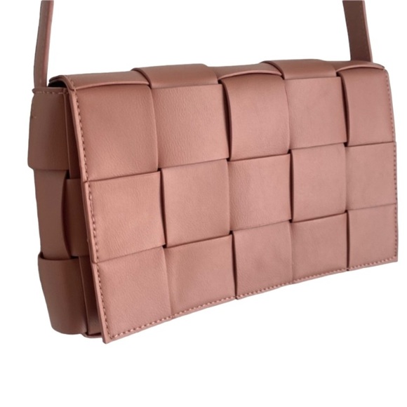 NEW WOVEN MAUVE CROSSBODY PURSE SNAP ENCLOSURE INSIDE ZIPPER ADJUSTABLE STRAP - Picture 1 of 9